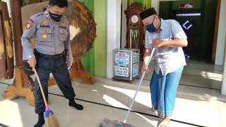 Peringati Hari Bhayangkara Ke 74, Jajaran Polsek Tukdana Gelar Baksos Dengan Bersihkan Halaman Masjid